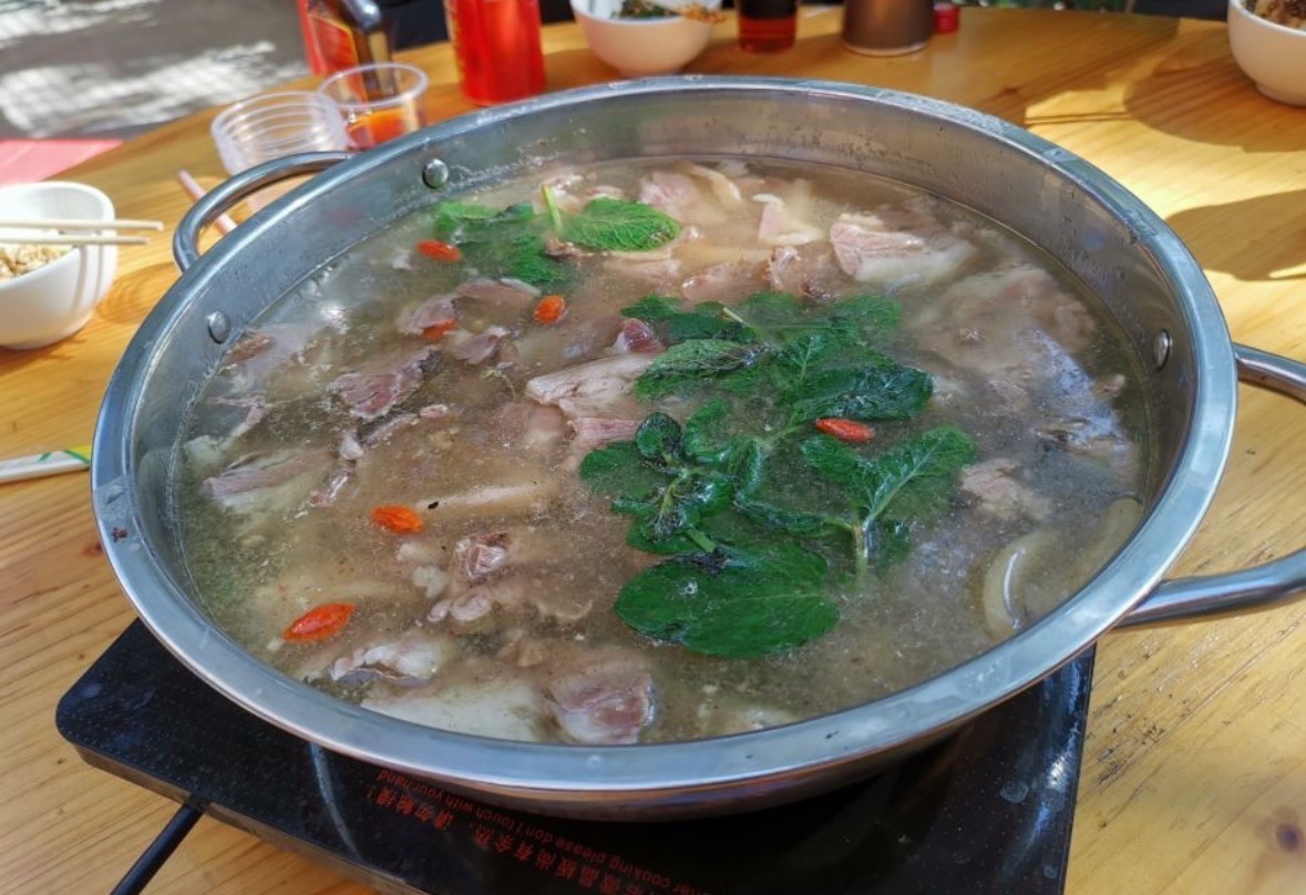 严记花江狗肉馆
