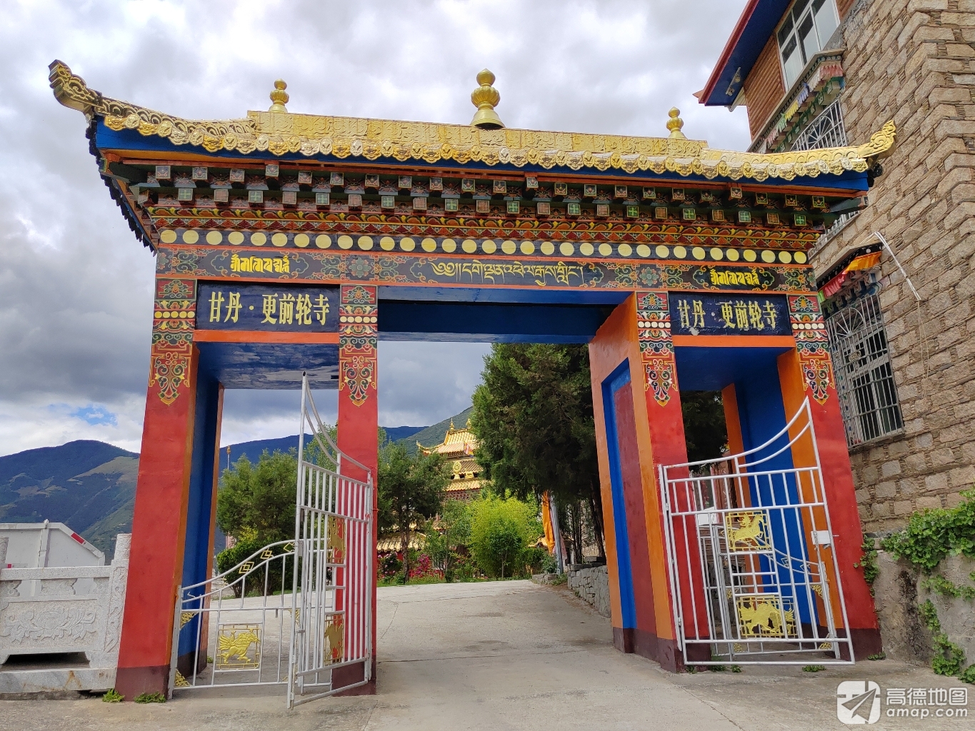 甘丹更前轮寺实景照片