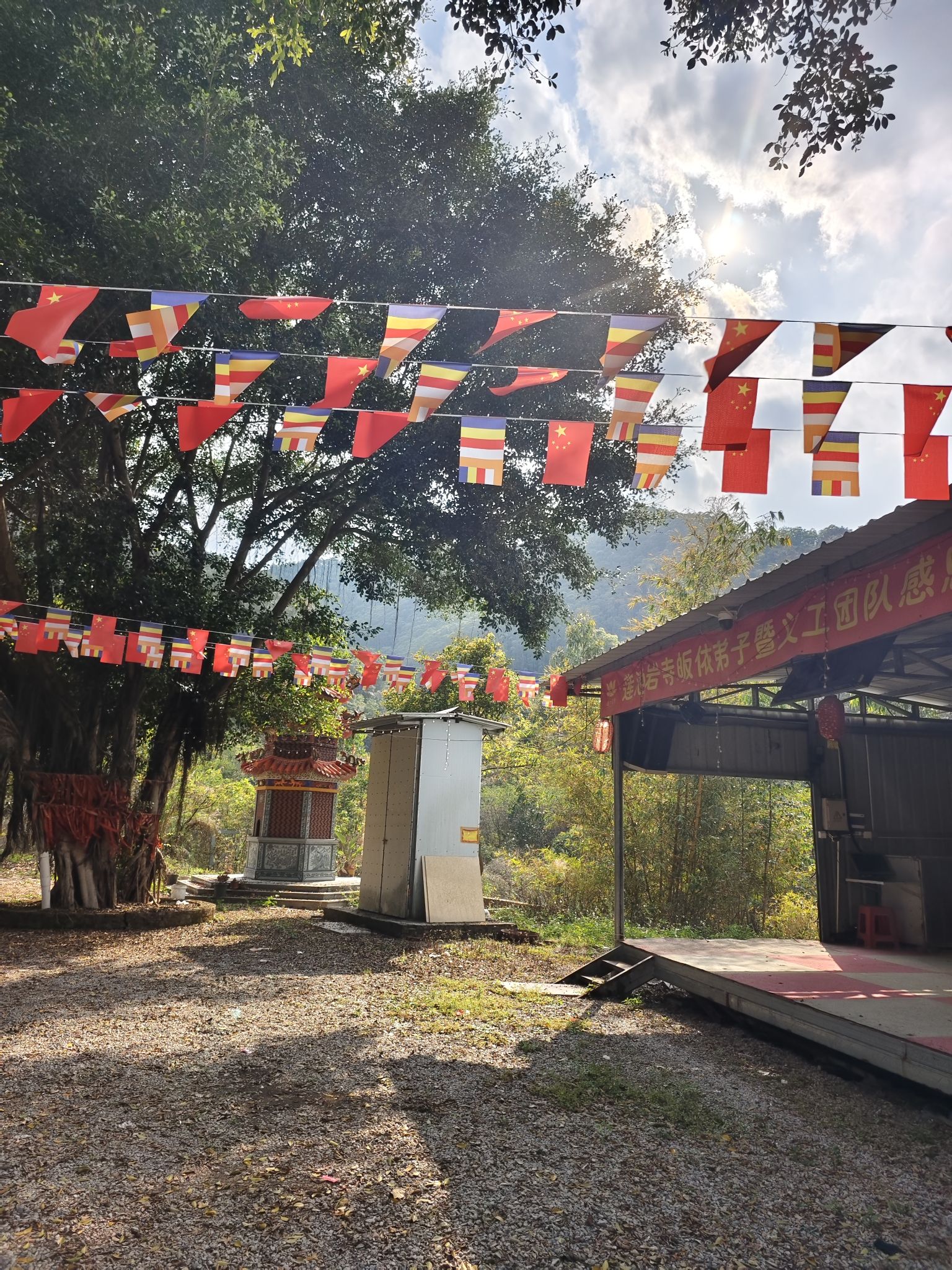 莲池岩寺实景照片