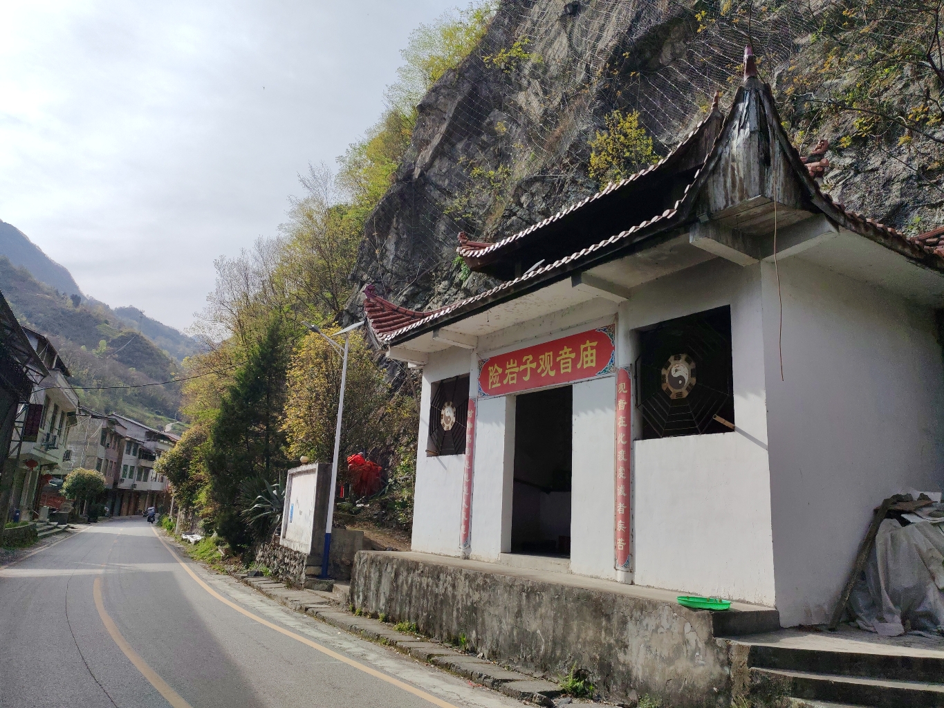 险岩子观音庙实景照片