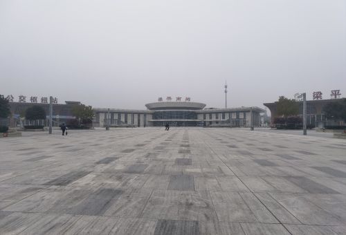 梁平南站站前广场
