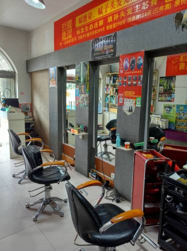 乐草元红波顶剪旗舰店内部环境