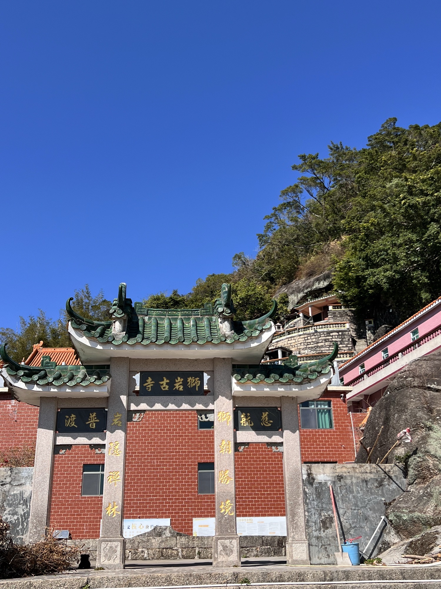 狮岩古寺实景照片