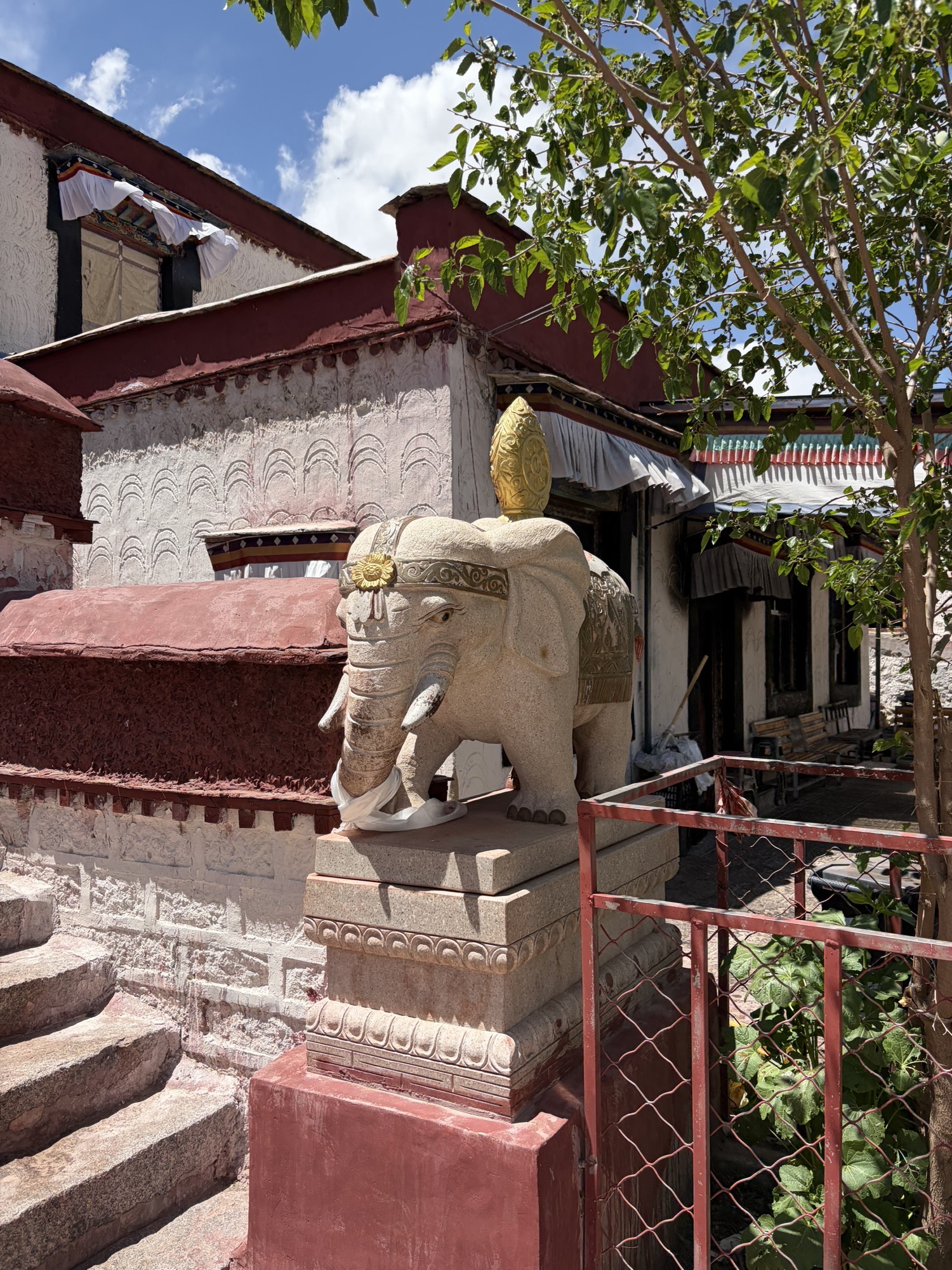 扎西吉培寺转经道实景照片