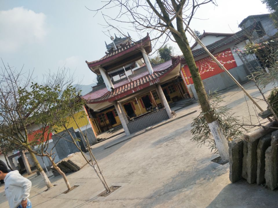 同登山寺庙实景照片