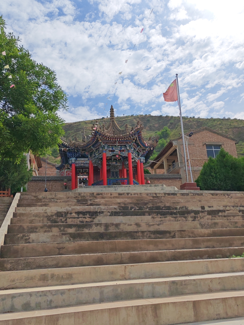 卧龙山显爷庙实景照片