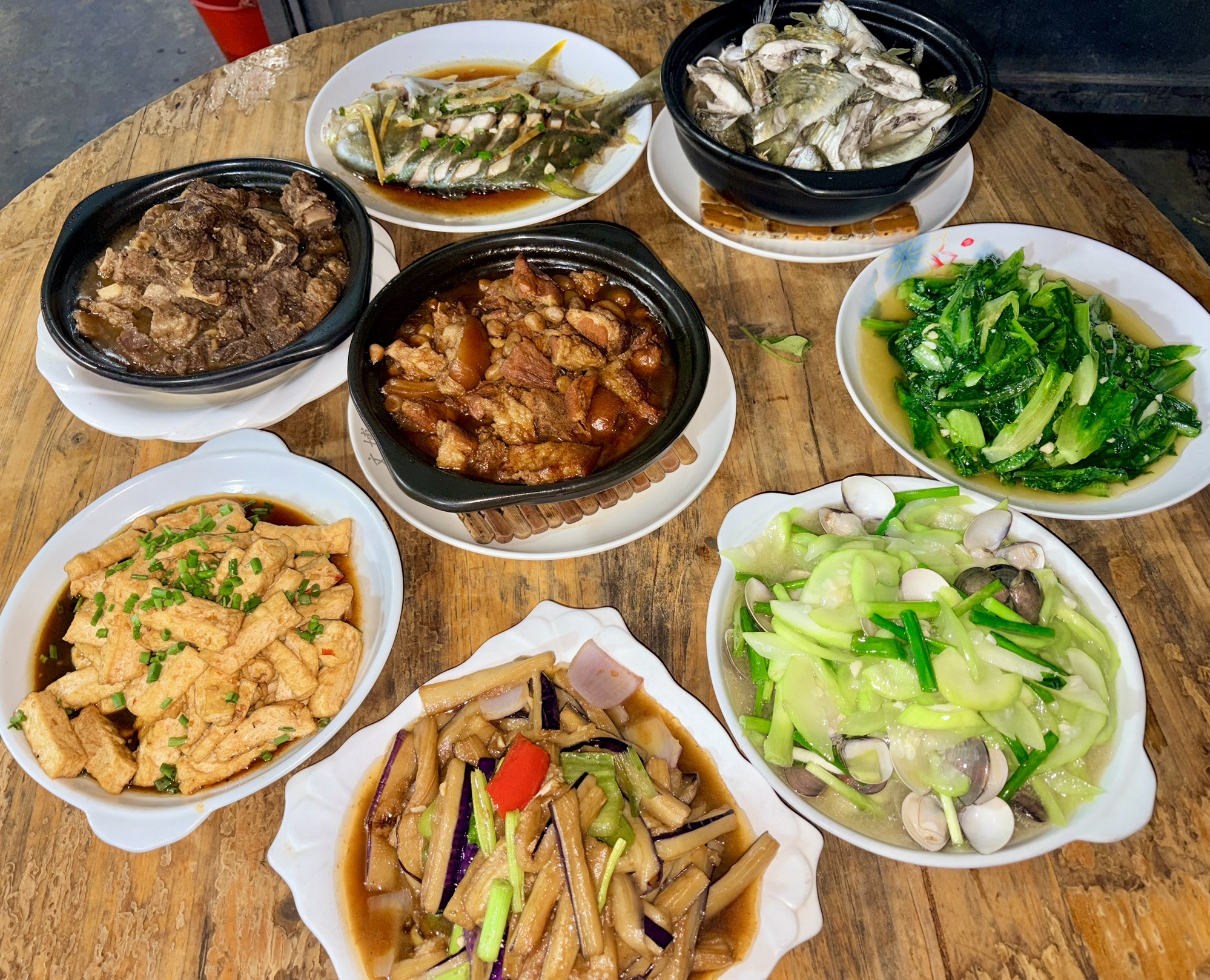 阳光烤乳猪饭店