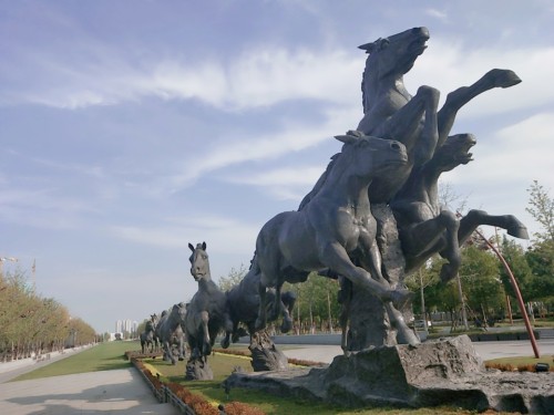 九骏马雕塑旅行图片 2