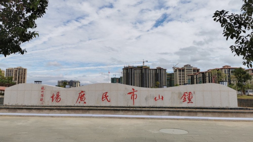 钟山市民广场景点图片