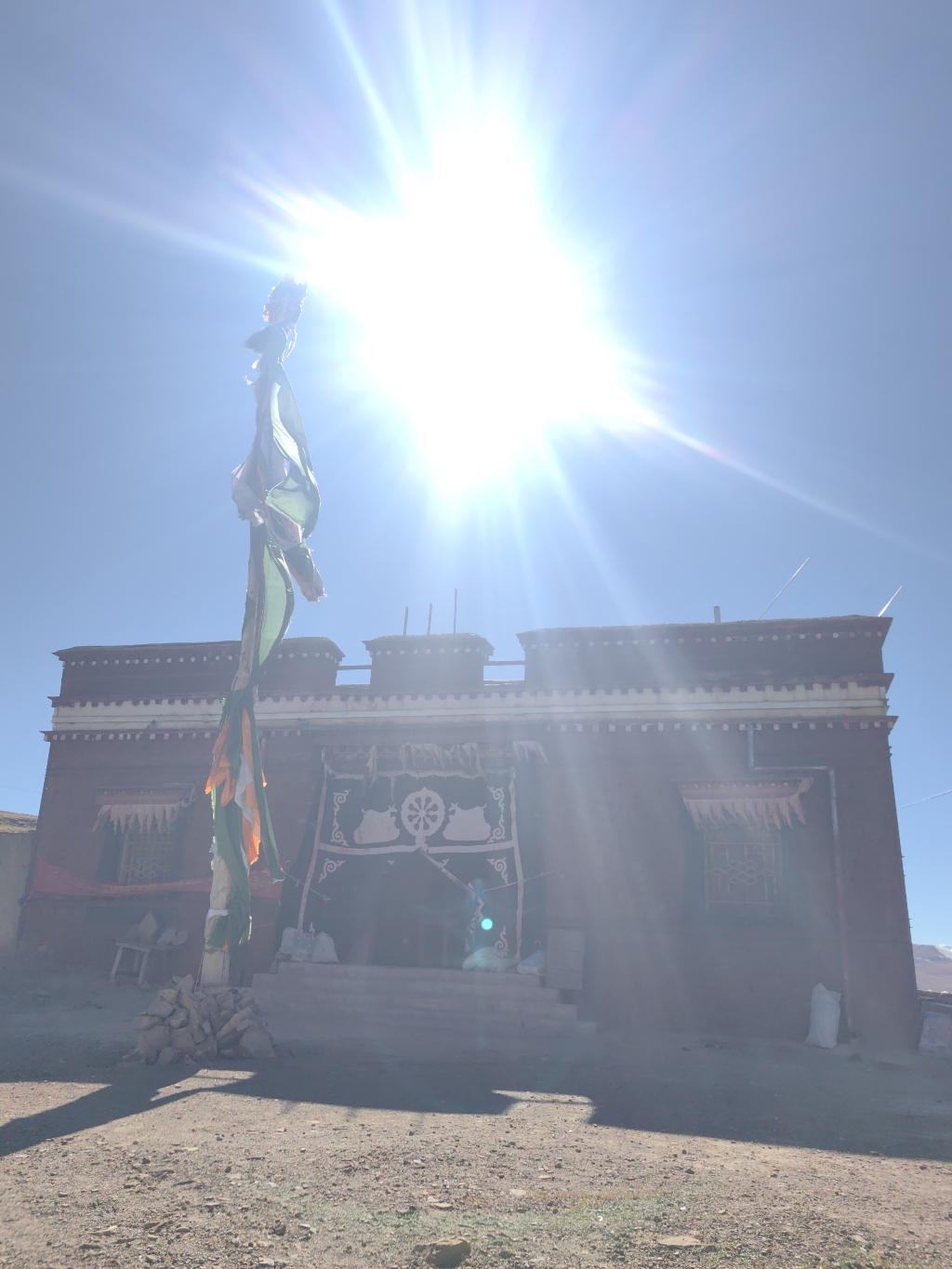 曲龙贡达寺实景照片