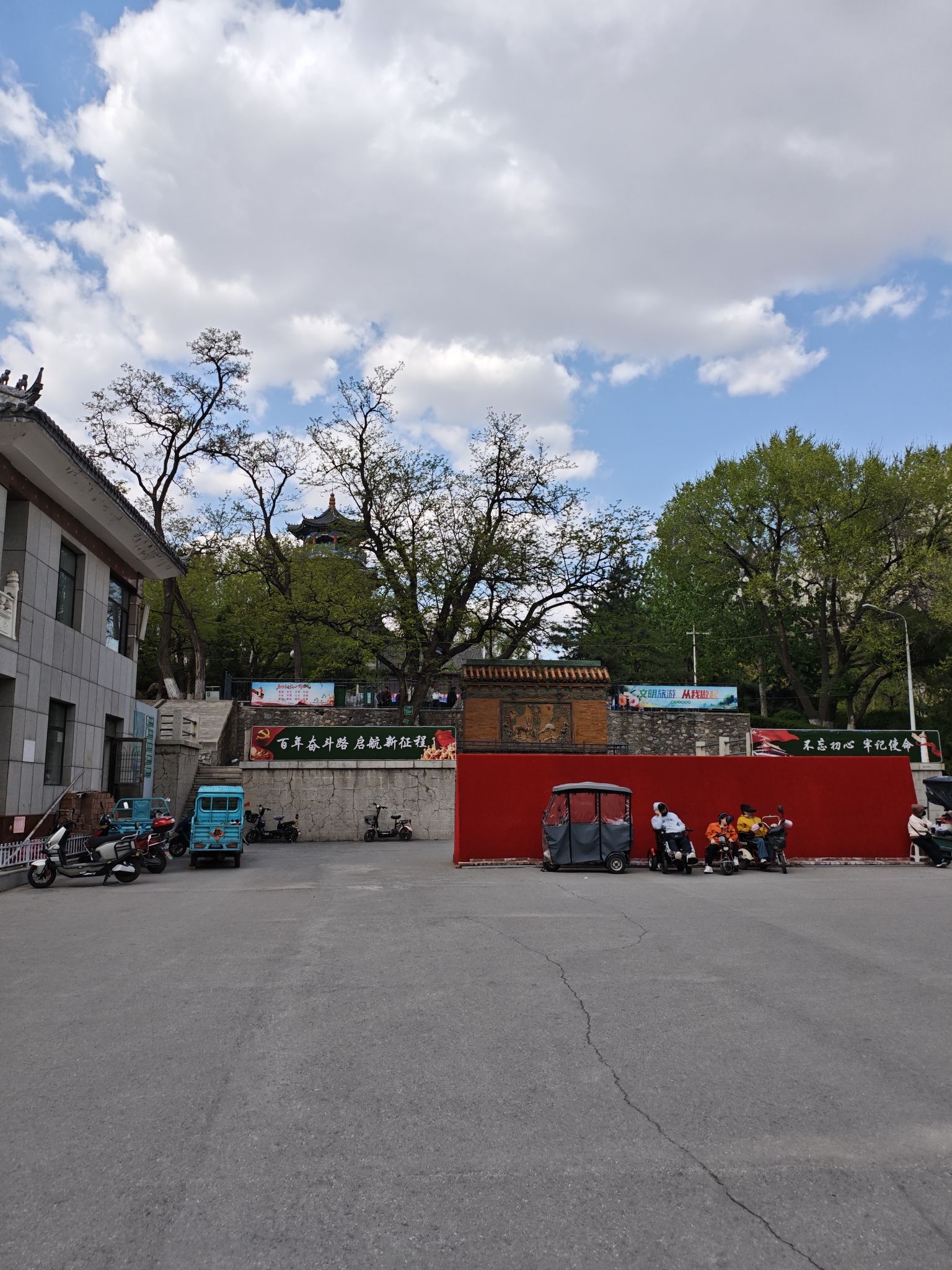 海城厝石山公园琉璃影壁