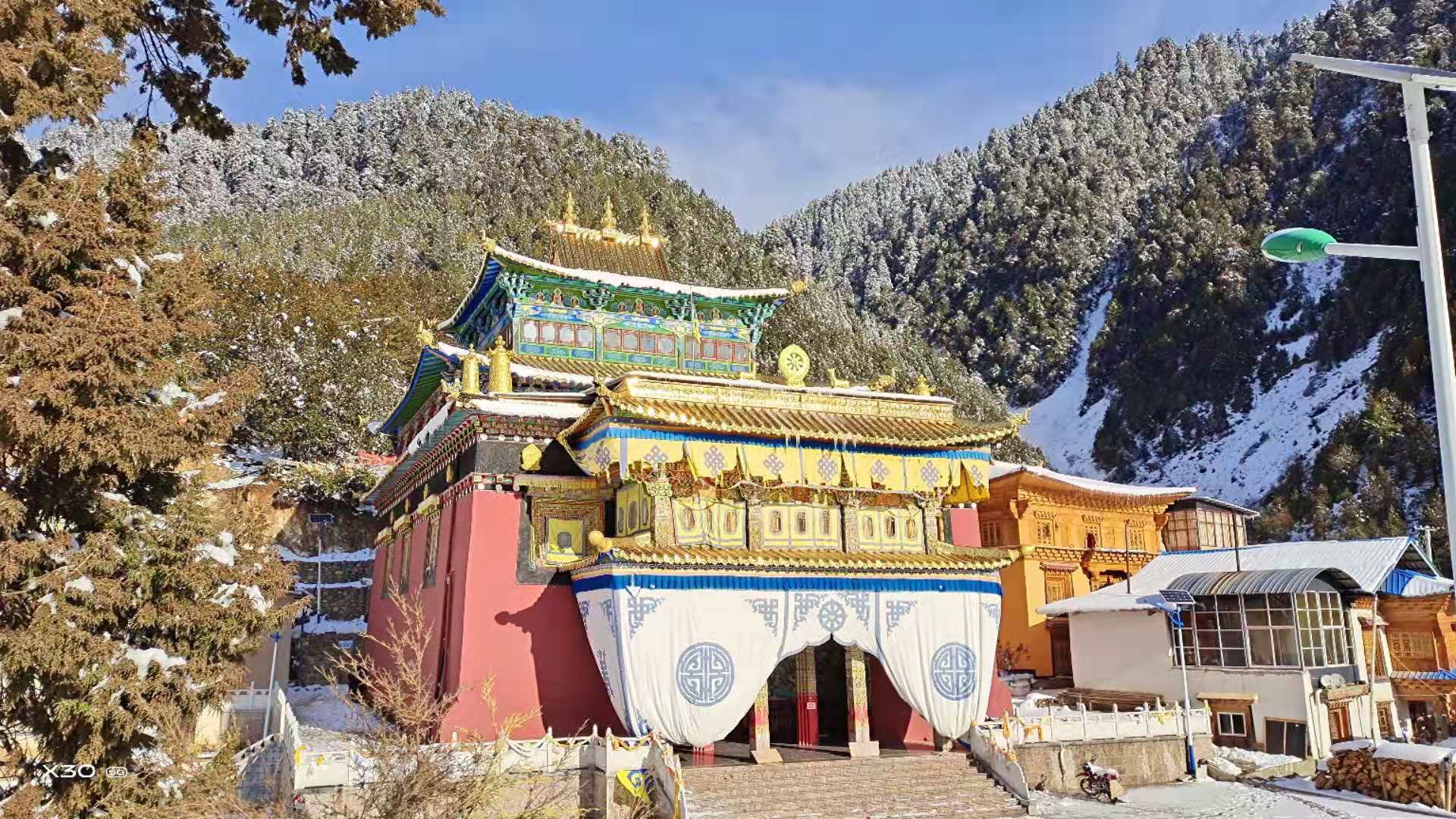 云南省德钦县禹功扎史取品林寺实景照片