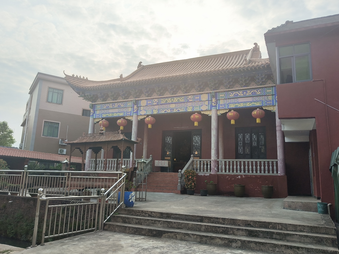 鹿湖寺实景照片