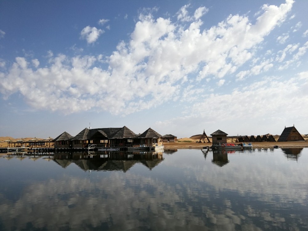 阿拉善左旗腾格里沙漠月亮湖景区景点图片