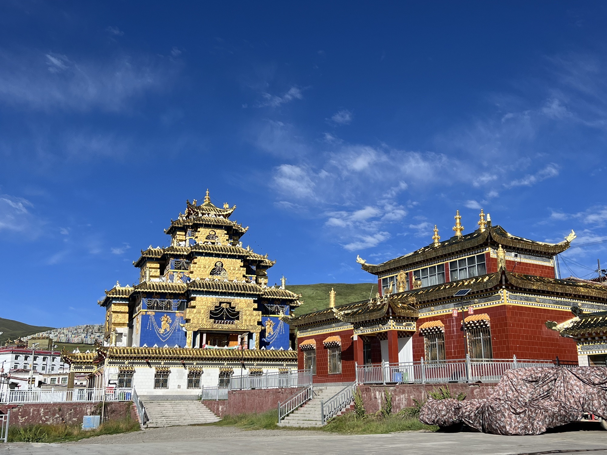 果洛查朗寺实景照片