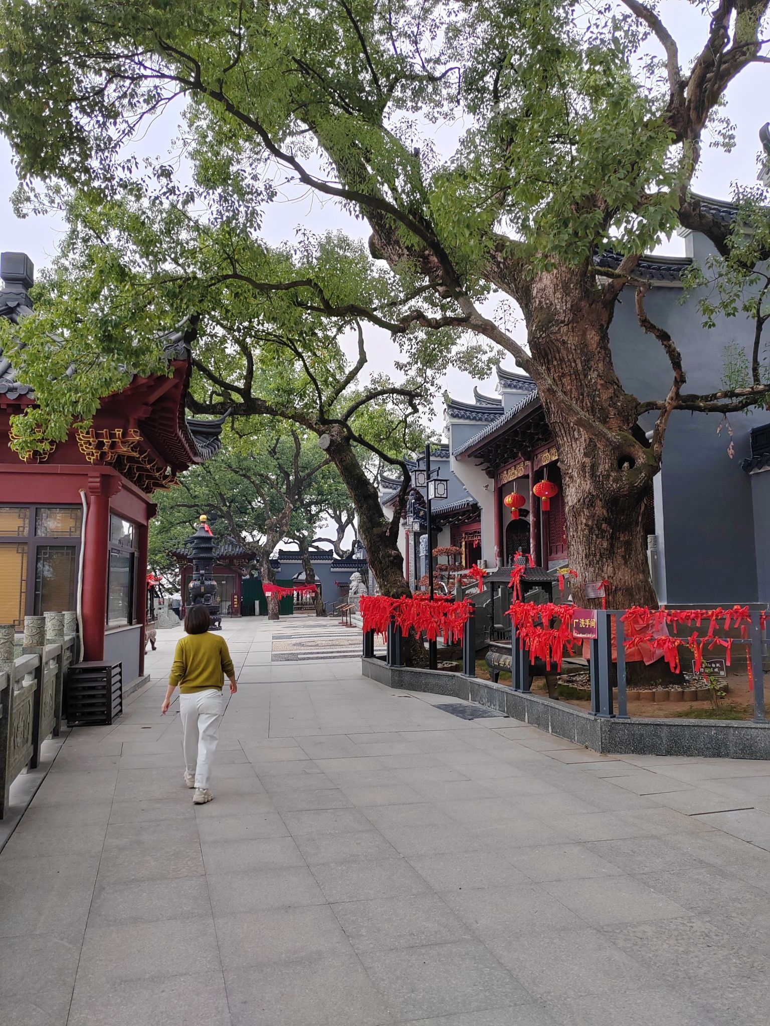 东岳山禅寺香烛实景照片