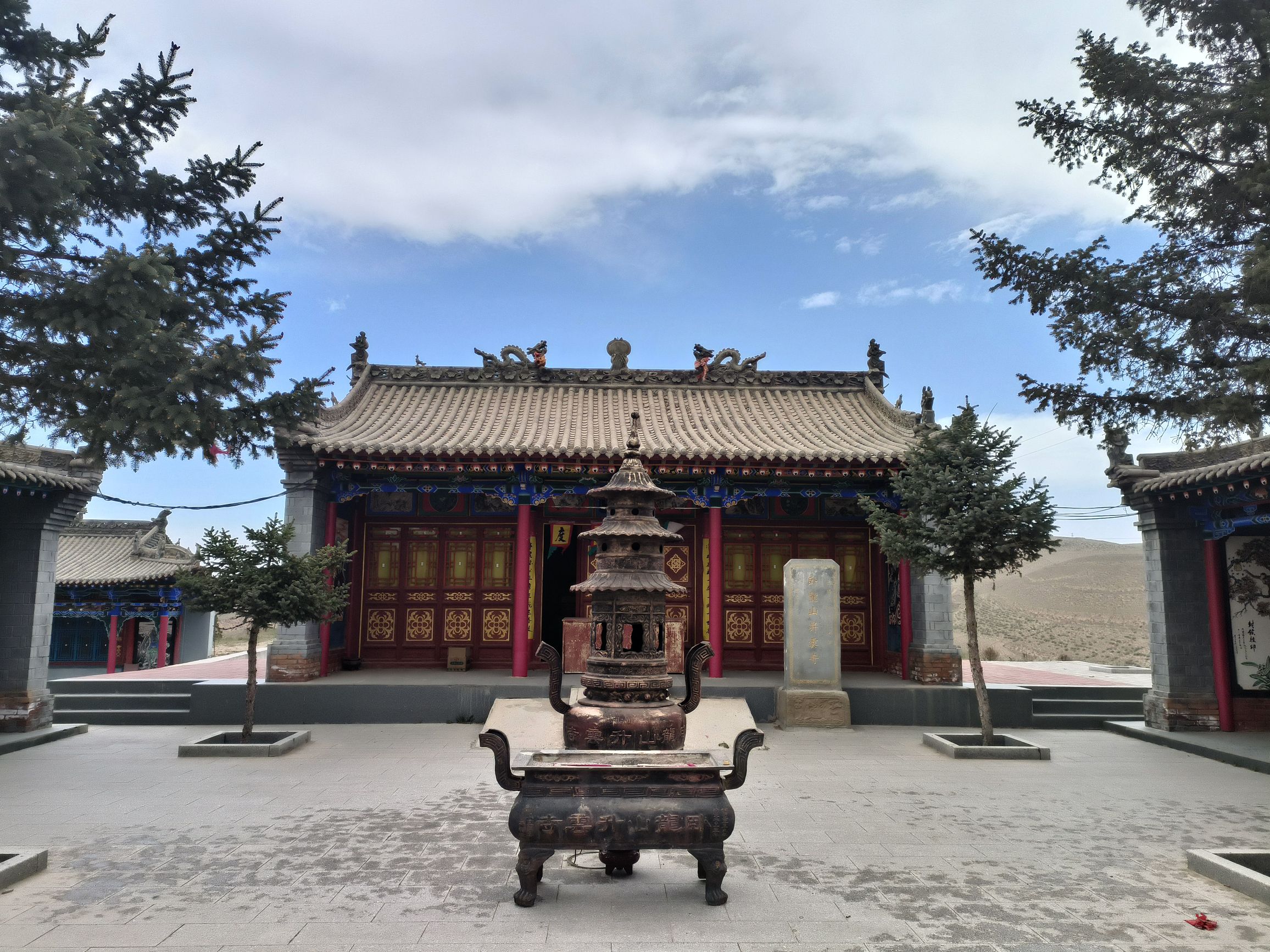 卧龙山庙实景照片