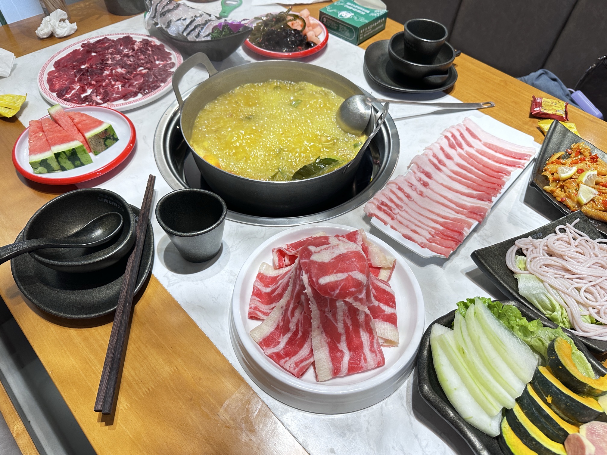鸿木涯.现舂云南山野火锅(儋州店)