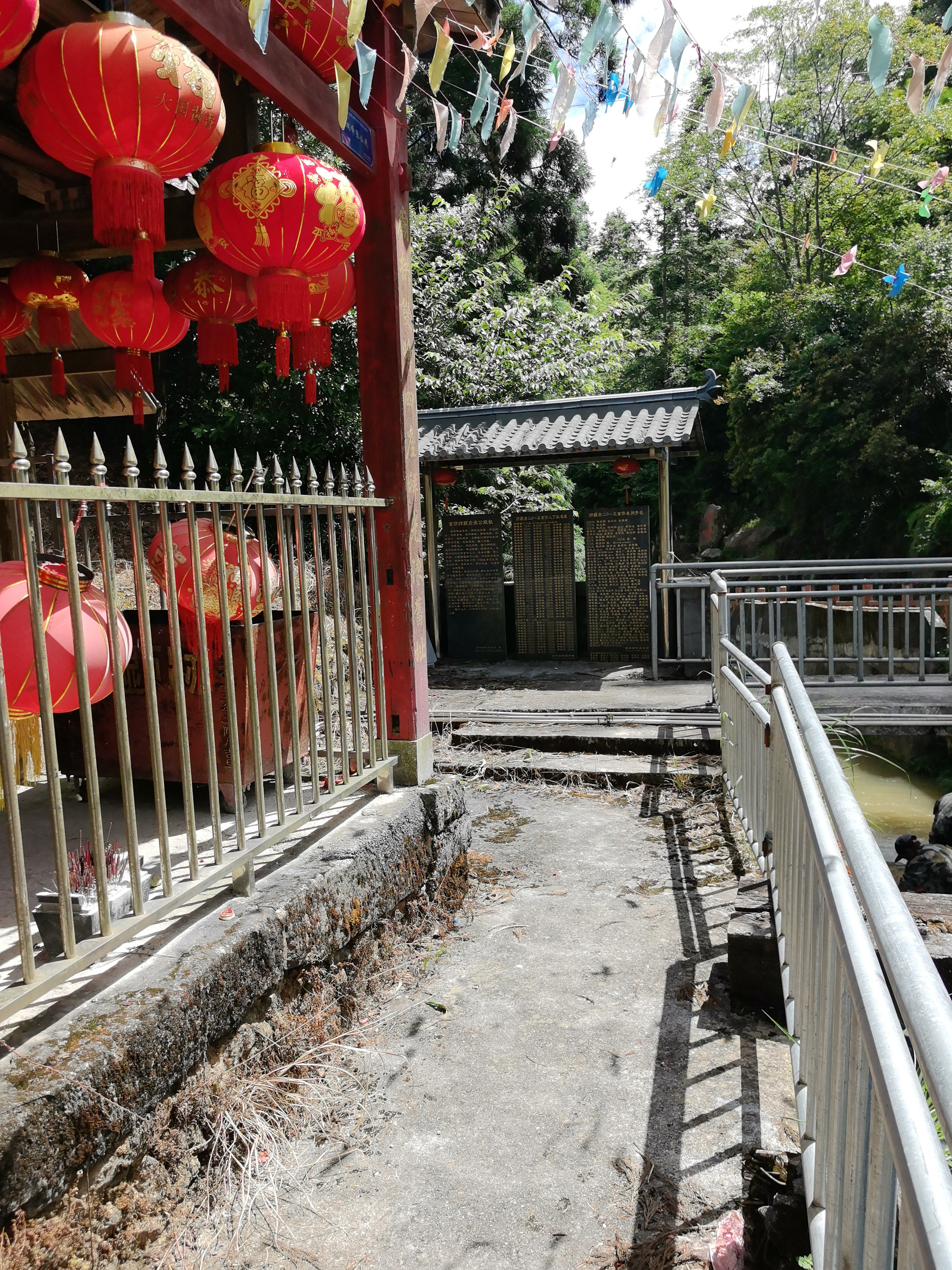 双峰村迹显岩(张公殿)实景照片