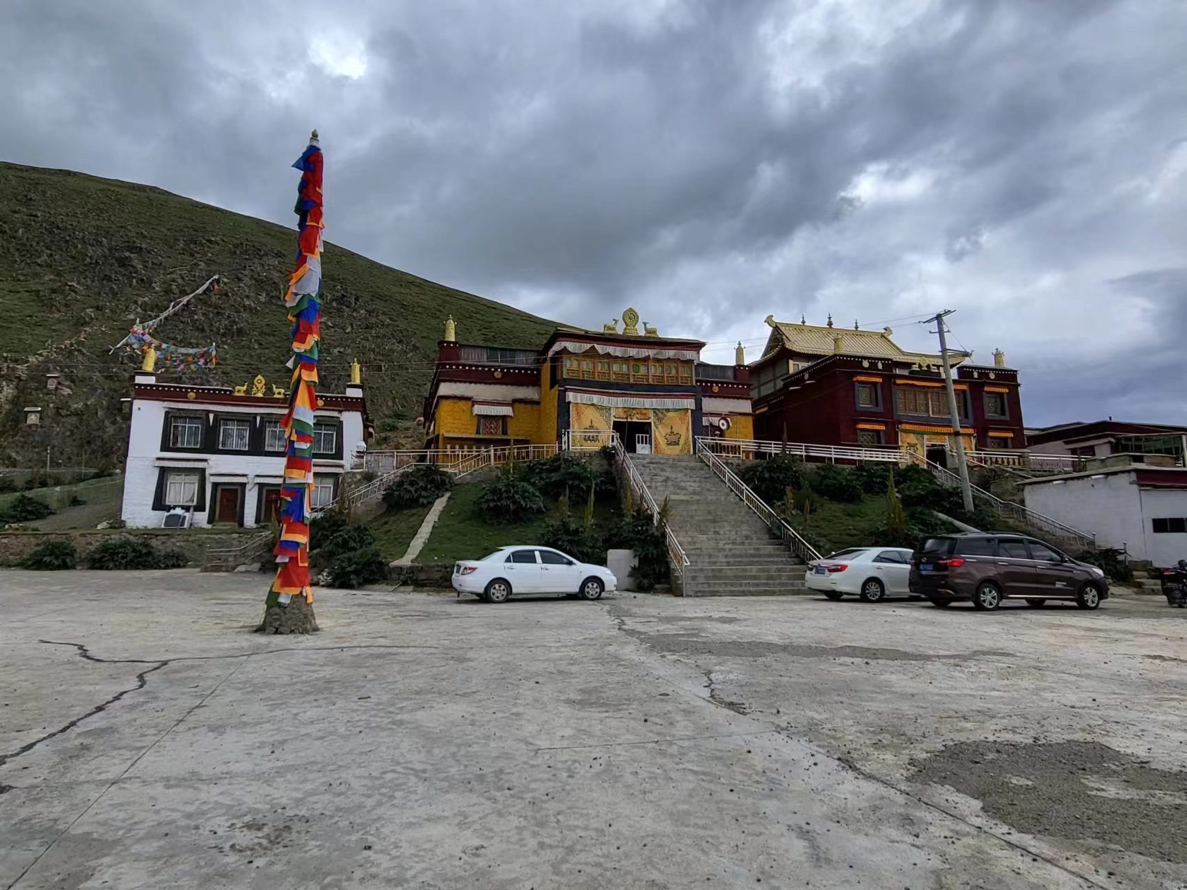 陀桑强秋林寺实景照片