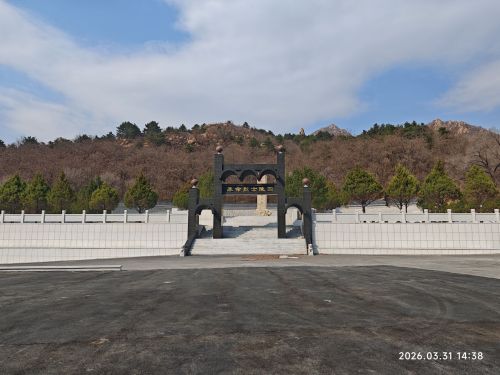 白狼山风景区-革命烈士陵园