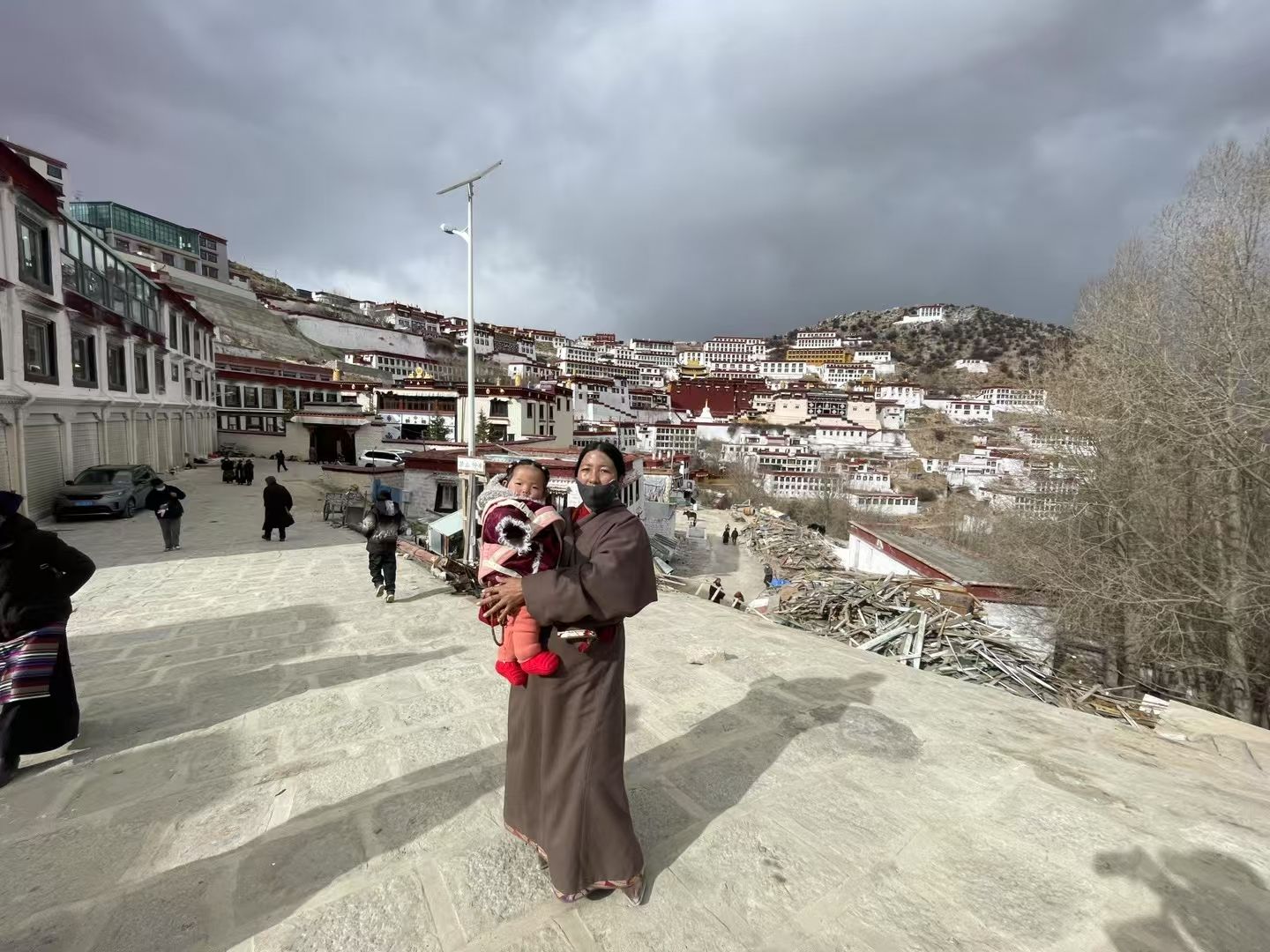 色尼区嘎登寺实景照片