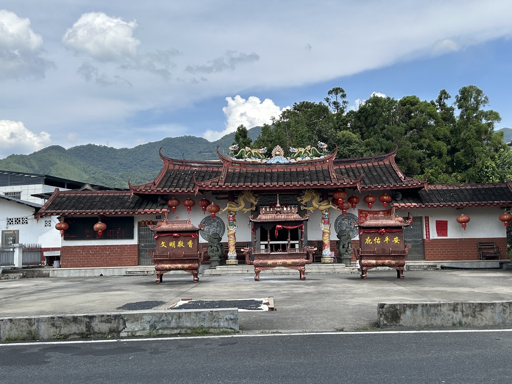 八甲铁山庙实景照片