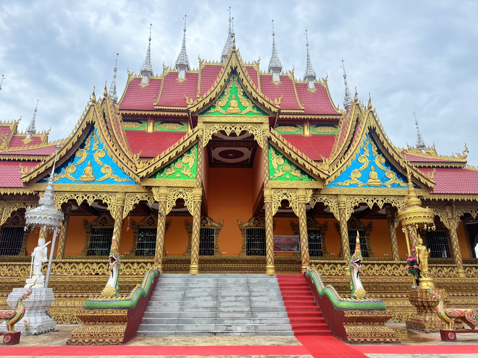 勐混镇城子中心佛寺实景照片