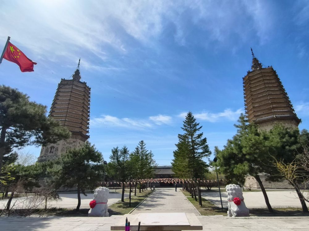 崇兴寺双塔景点图片