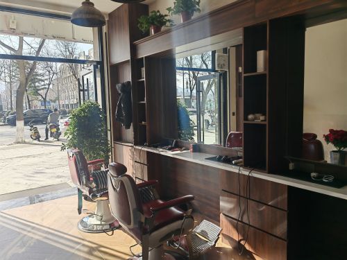 高平理发门店外观
