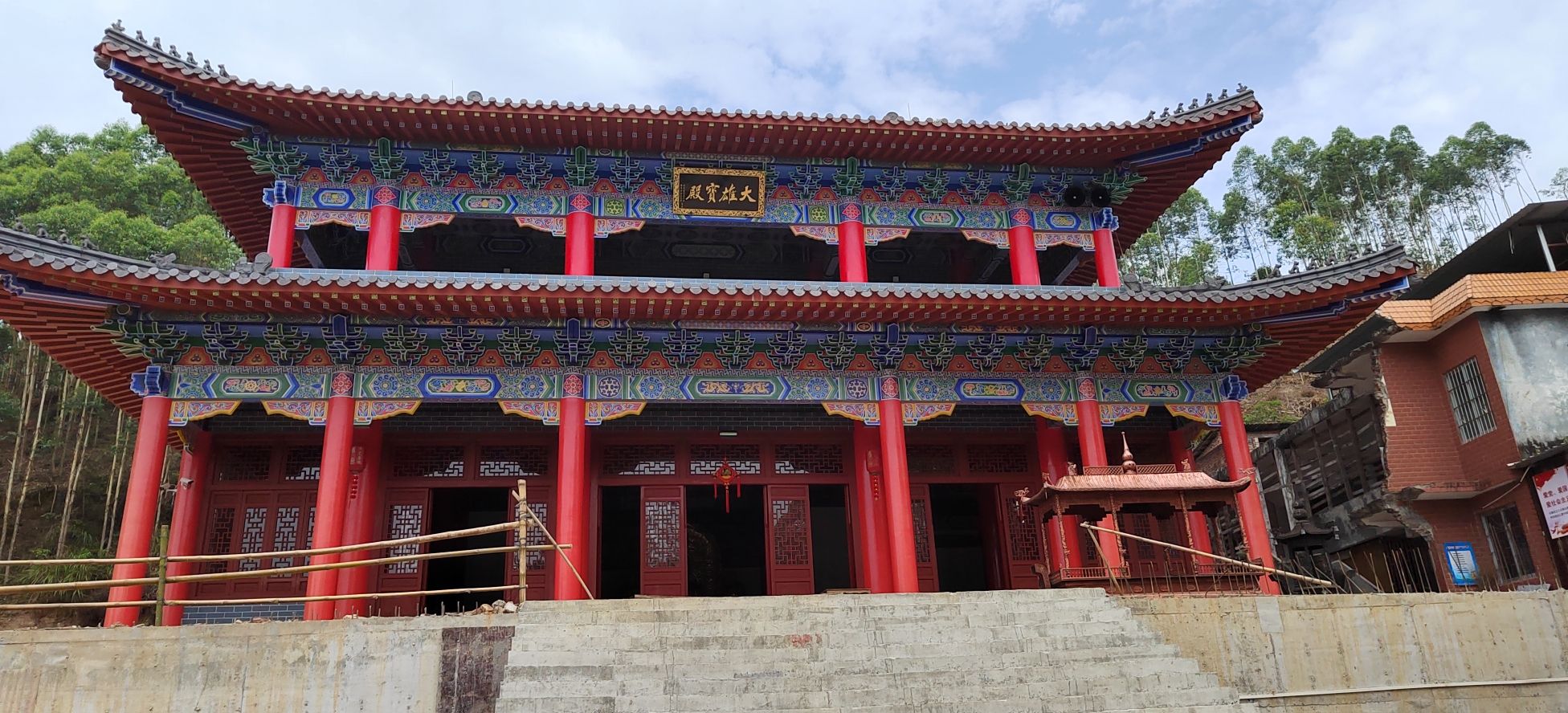 六宝村旺朗和尚岩佛寺实景照片