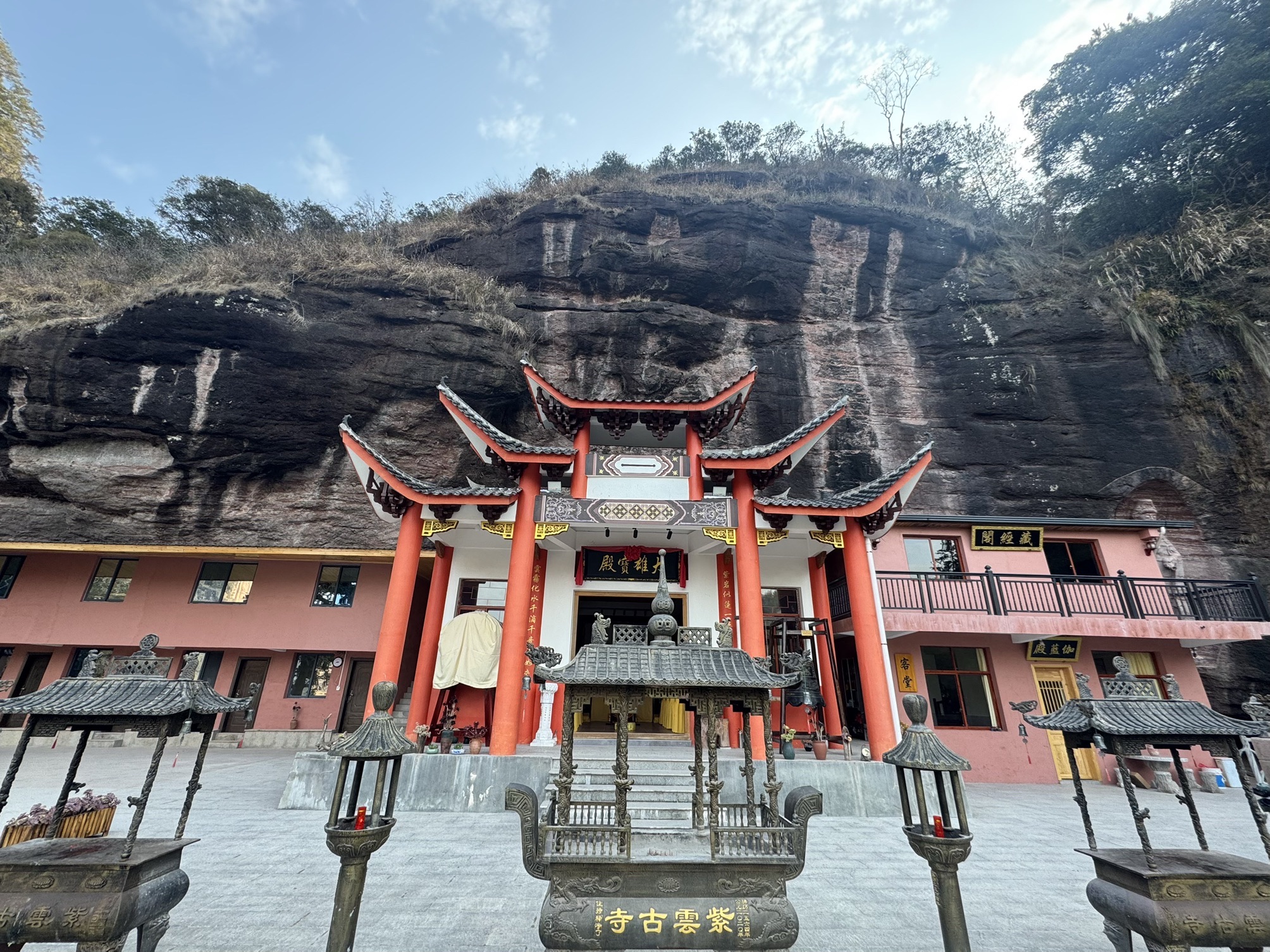 滴水岩寺实景照片