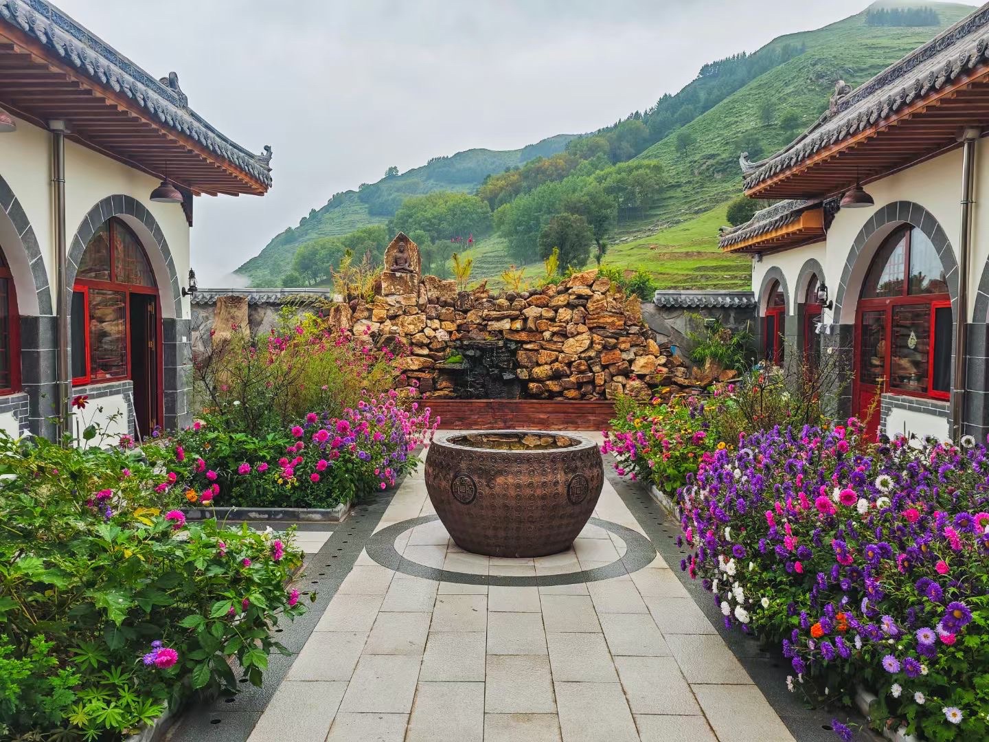 五台山卧龙寺实景照片