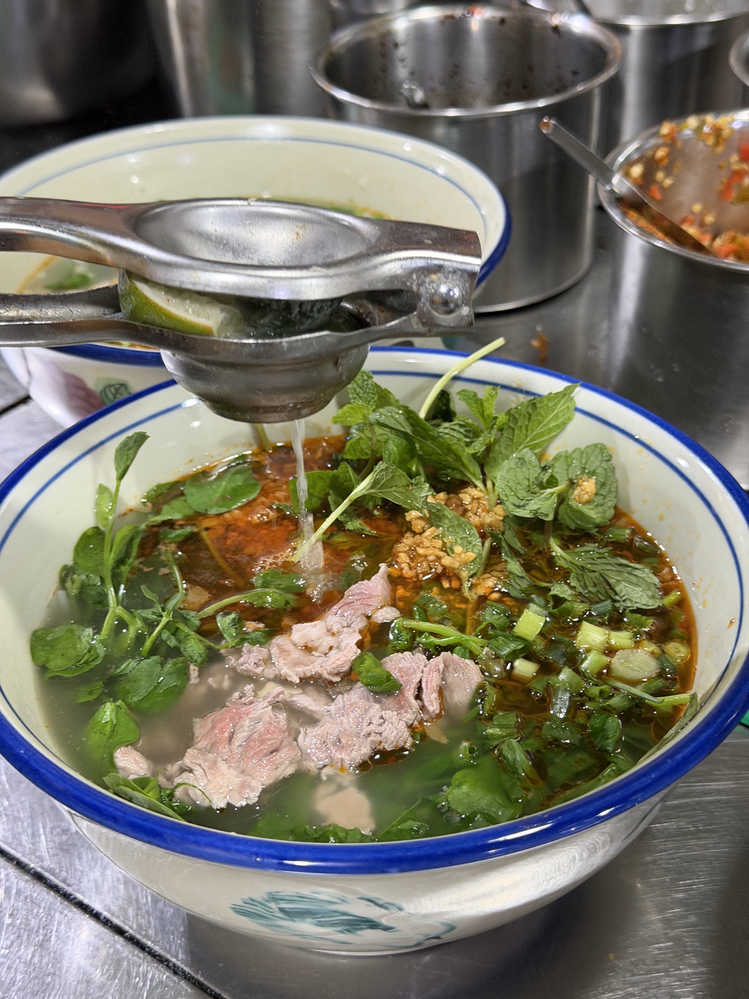 伍号勐混牛撒撇米线(泼水广场总店)