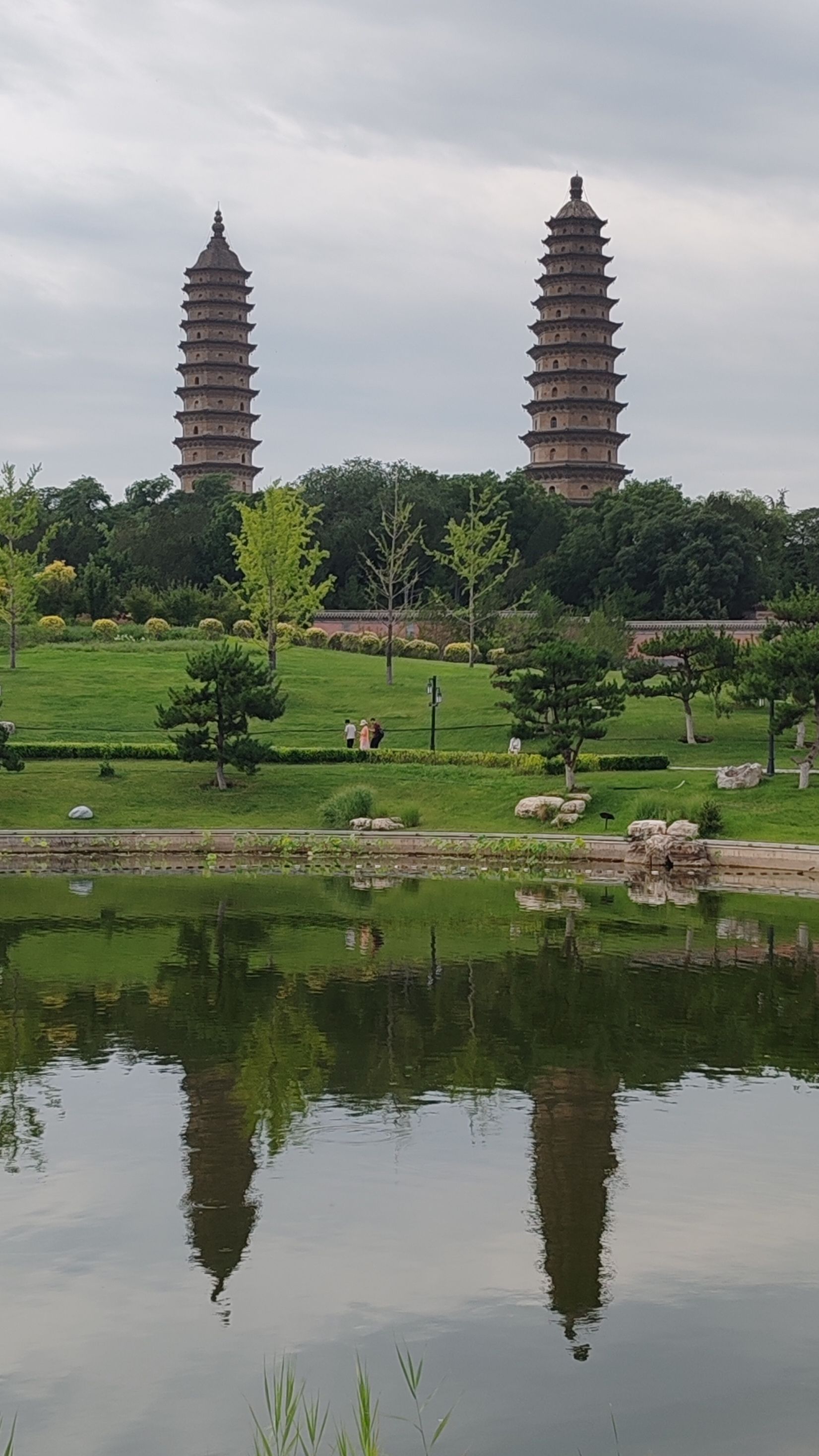 太原永祚寺双塔实景照片