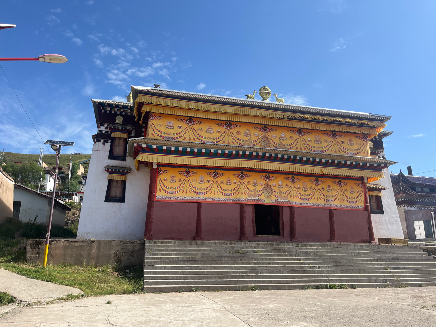 曲登甲寺实景照片