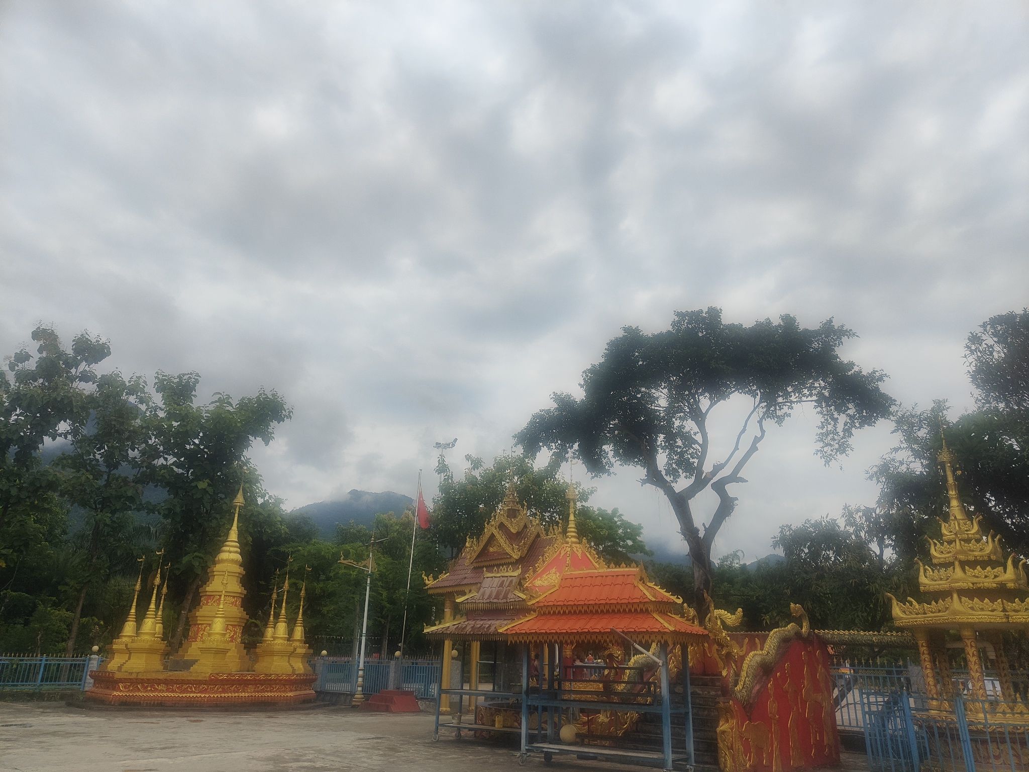 孟定总佛寺实景照片
