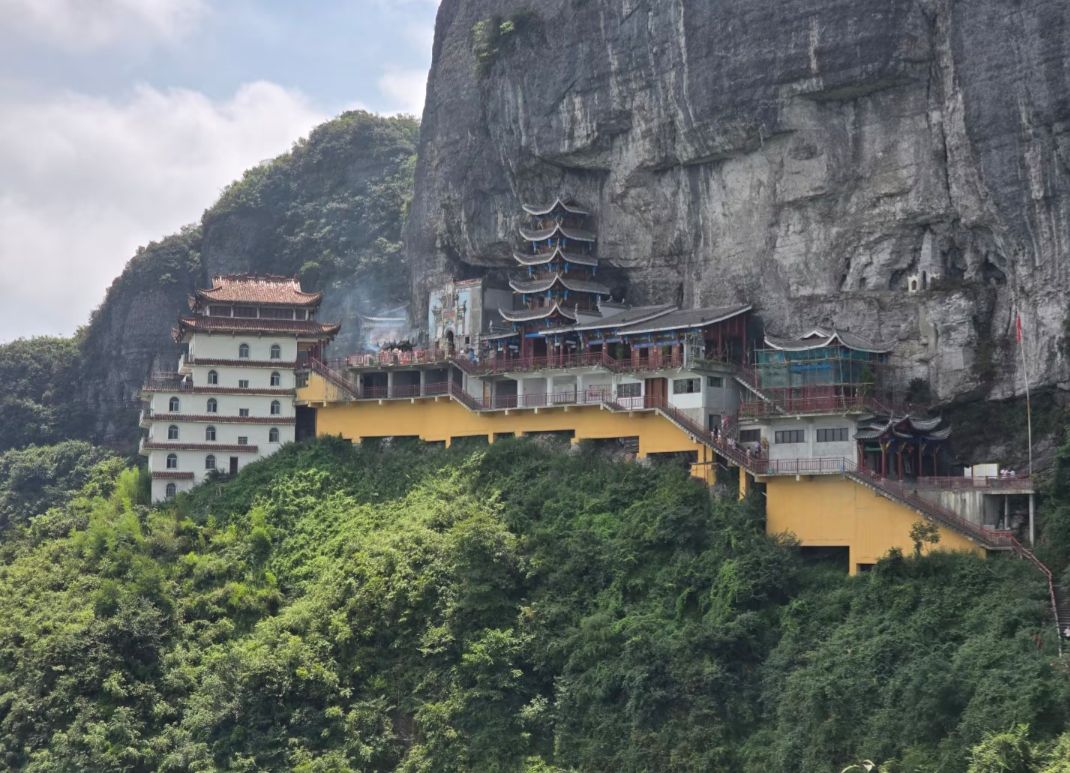 尧龙山后山瑞峰寺实景照片