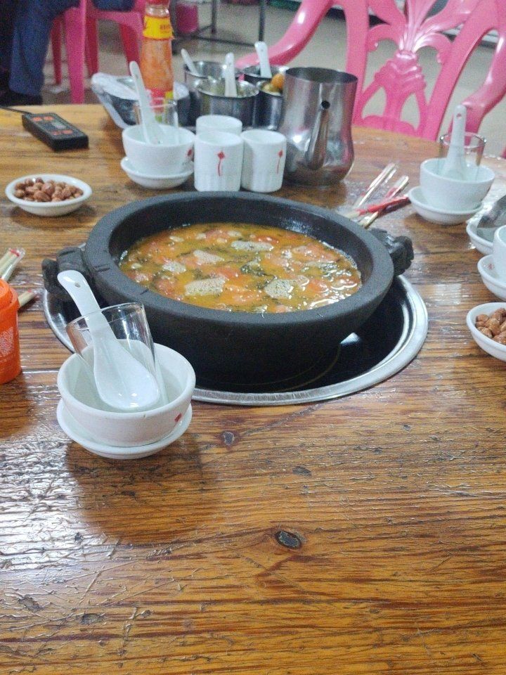 石锅三酸鱼汤店
