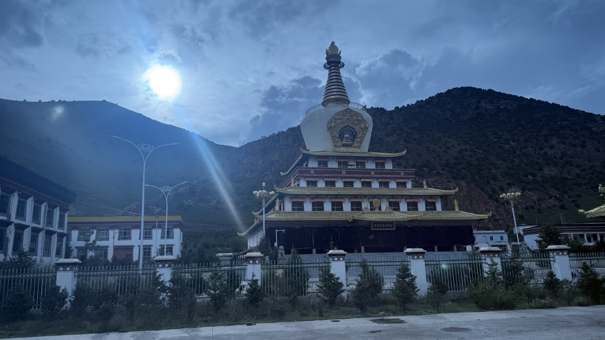 龙西寺辩经学院实景照片