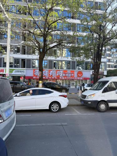 零食有鸣批发超市(乐东龙湖大道店)