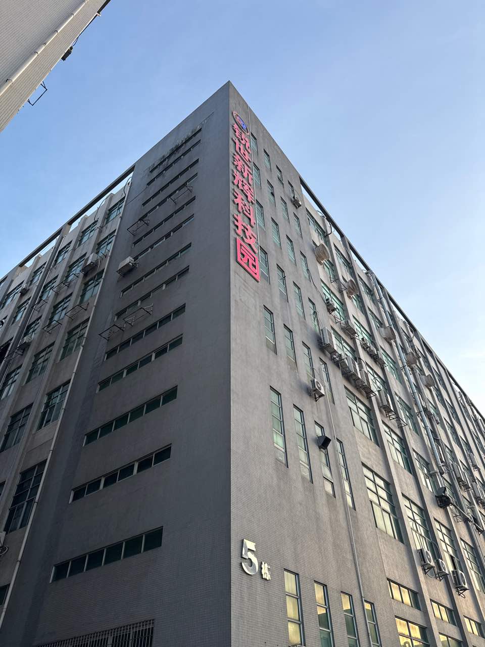 深圳光明区 厂房出租800㎡ 钢混结构 形象好 带货梯实景图