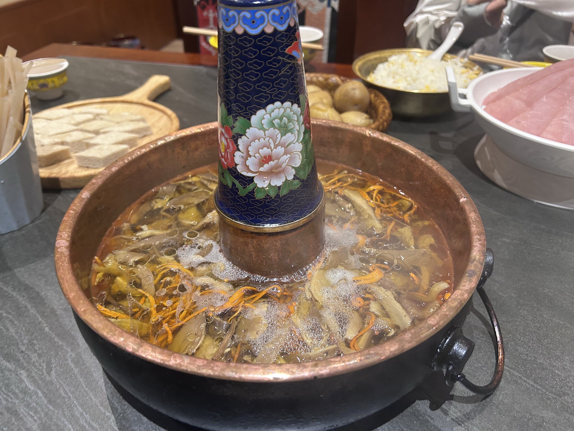 嘎玛庄园.篝火演出.汤锅.藏餐
