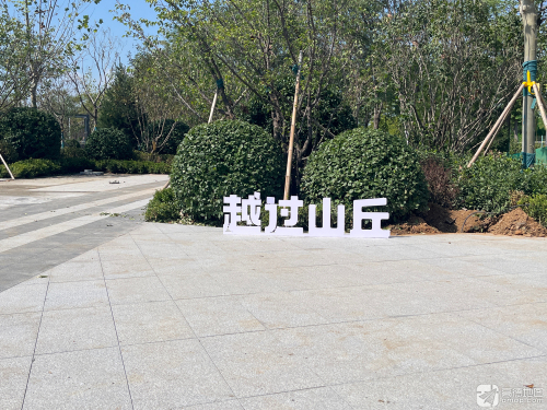 德贤越过山丘带状公园