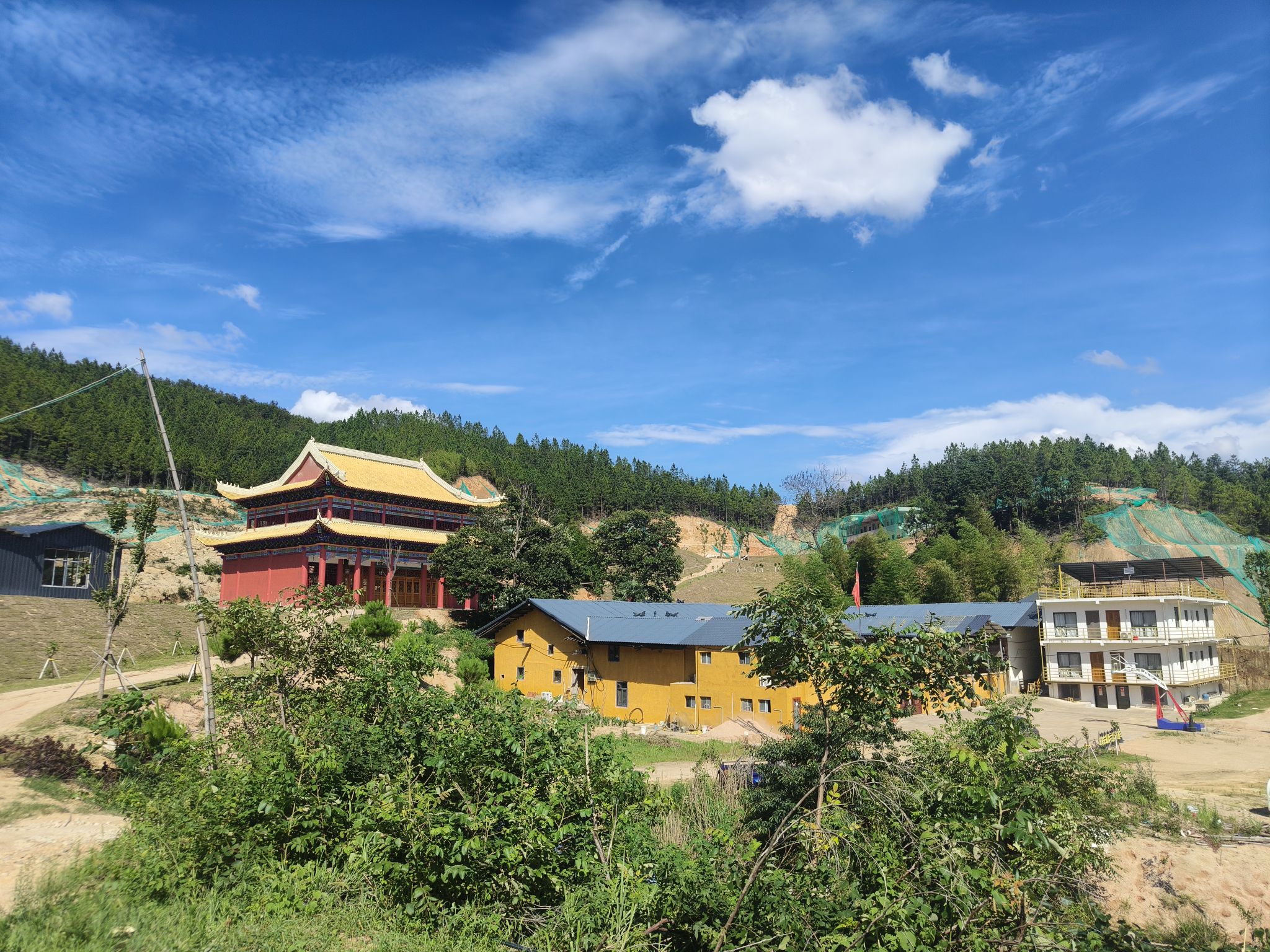 长湖村高龙山寺实景照片