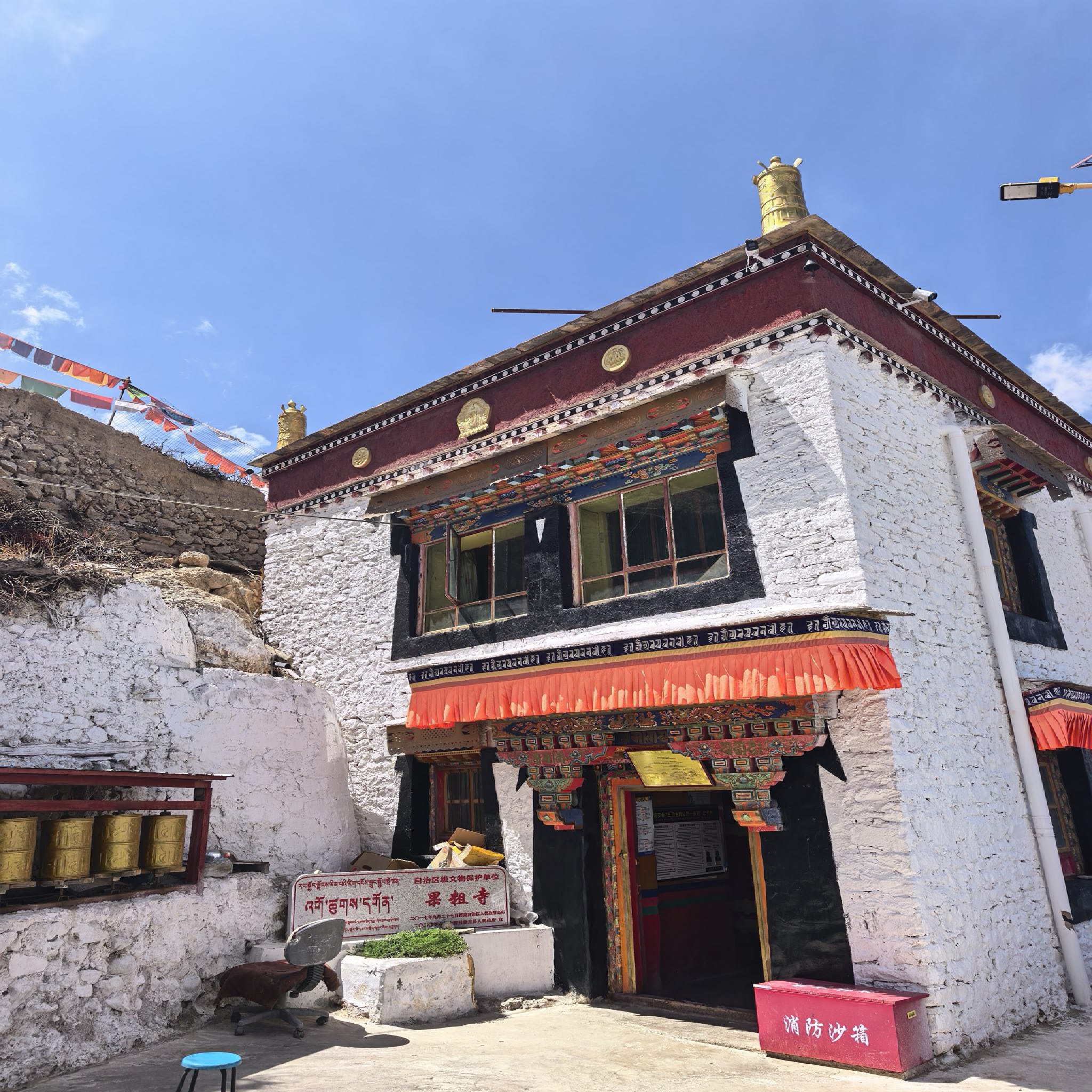 普兰县果粗寺实景照片