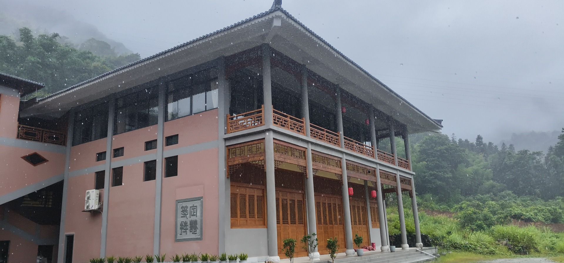 八都龙华寺实景照片