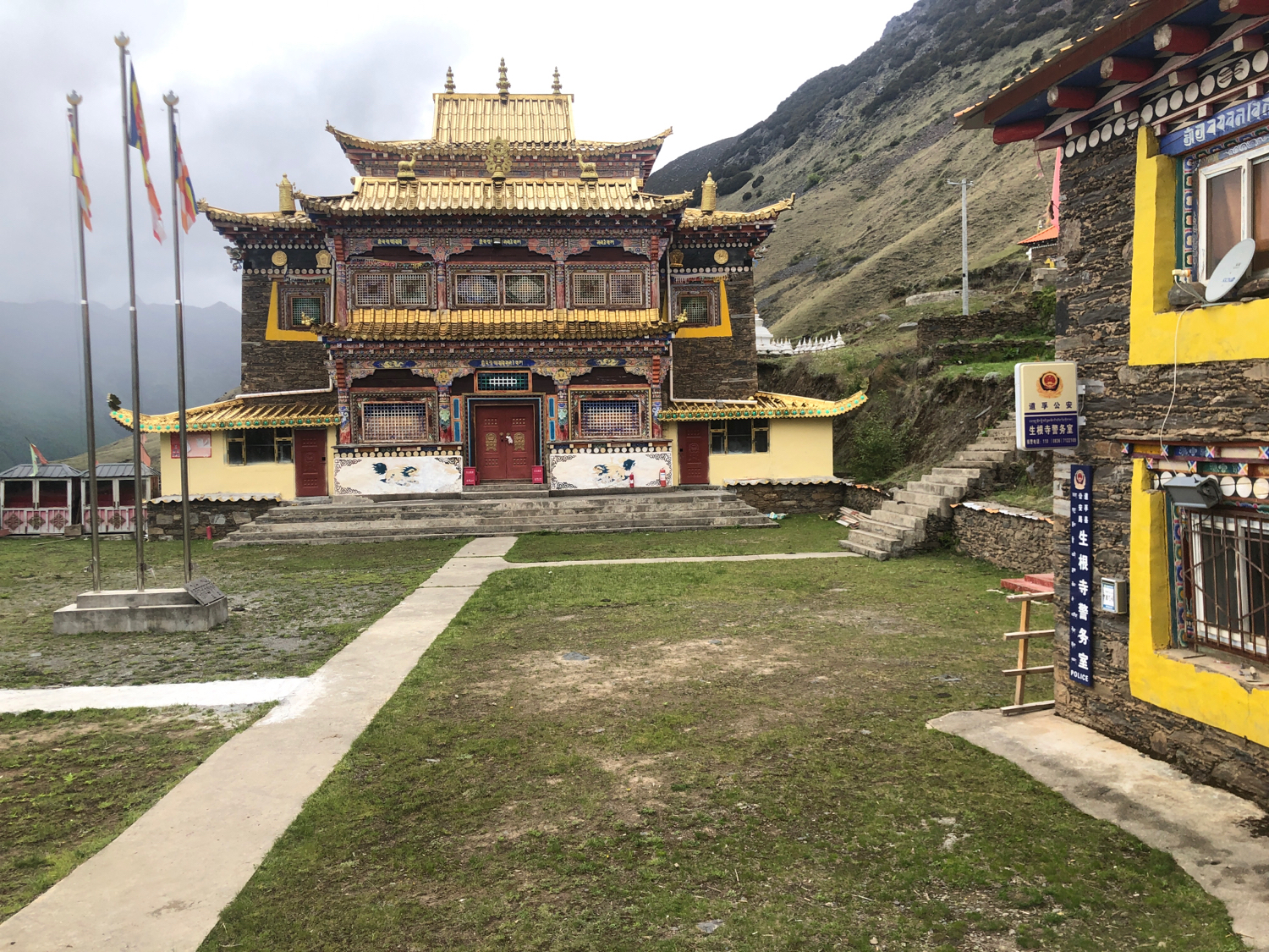 扎坝生根寺讲修院实景照片