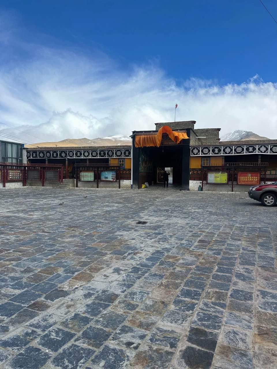 曲登尼玛寺实景照片