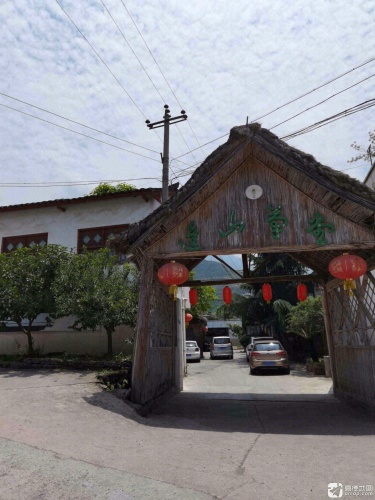 进山草堂茅草屋